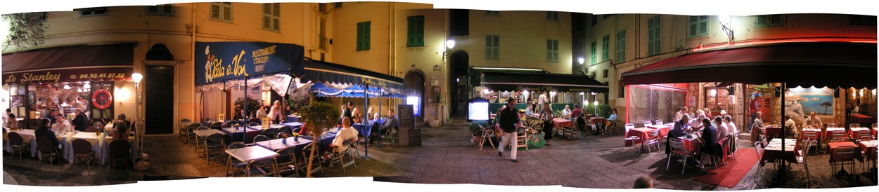 Menton bei Nacht