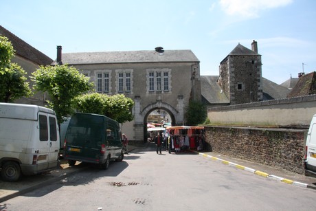 saint-sauveur-en-puisaye-markt