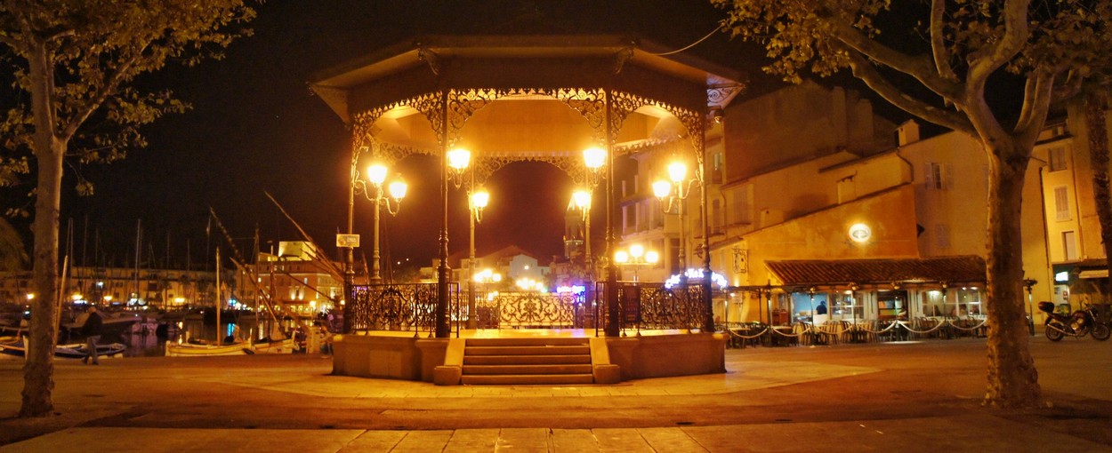 Sanary-sur-Mer in der Nacht