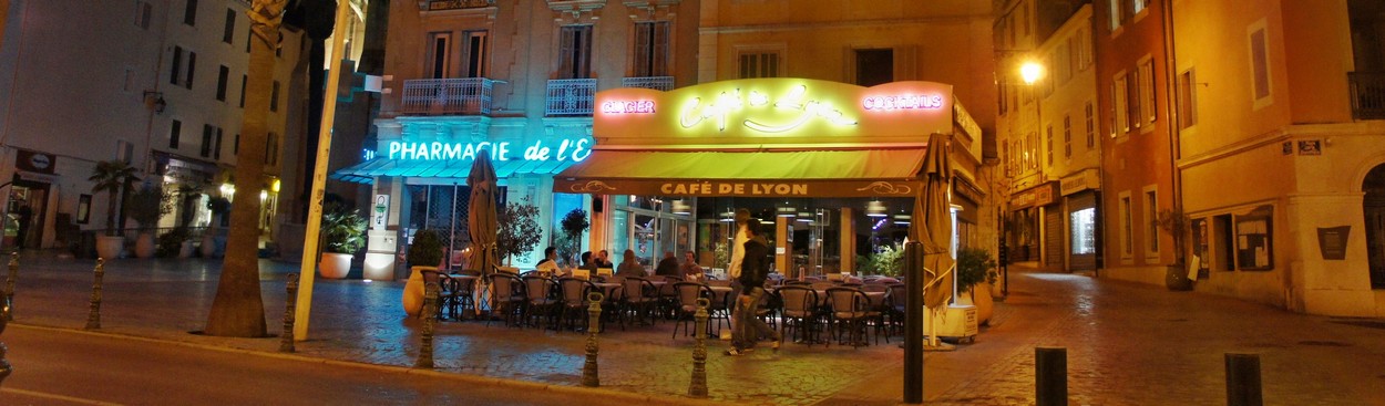 Sanary-sur-Mer in der Nacht