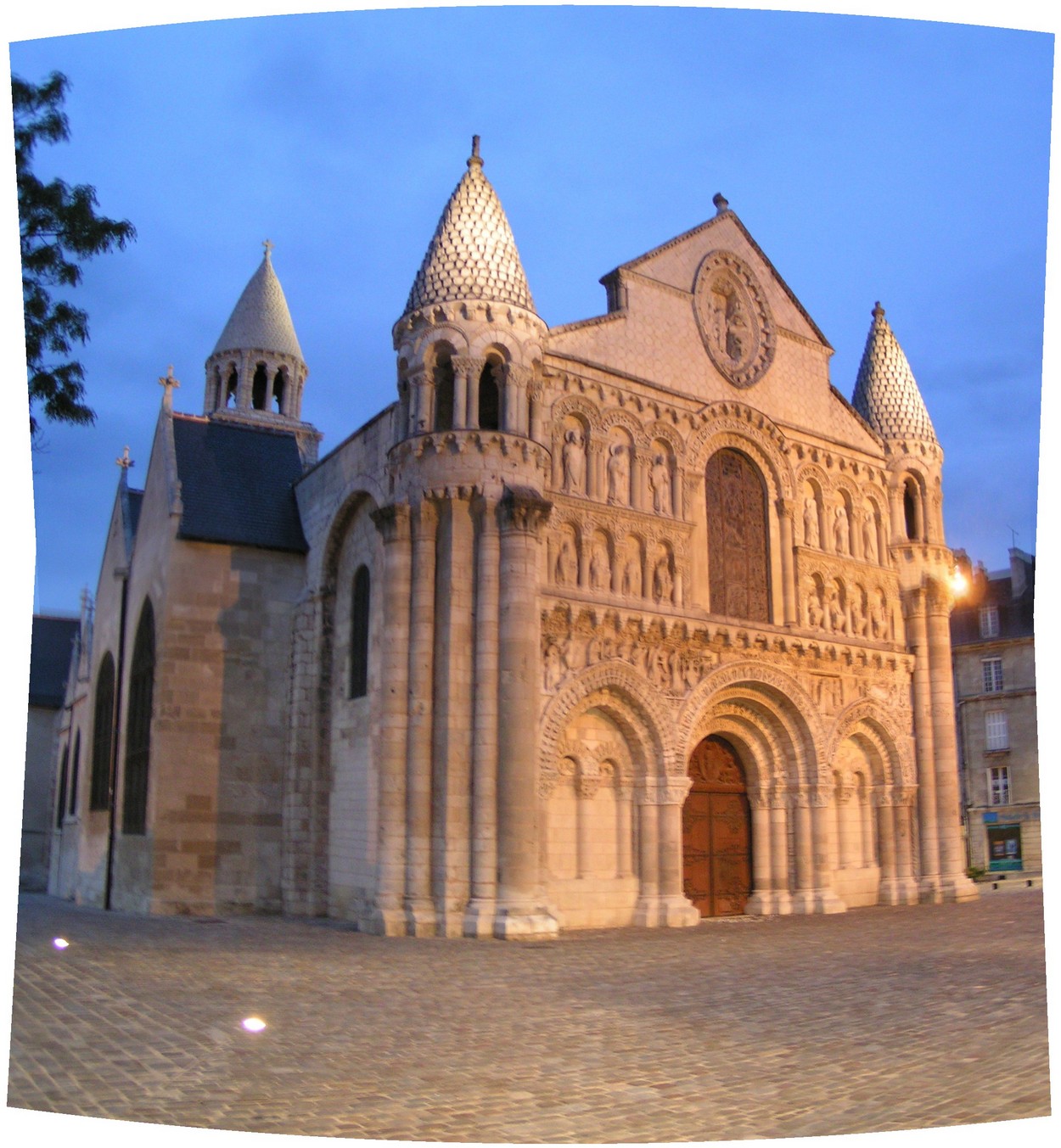 Poitiers bei Nacht
