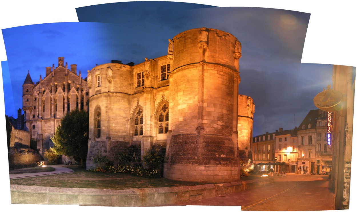 Poitiers bei Nacht